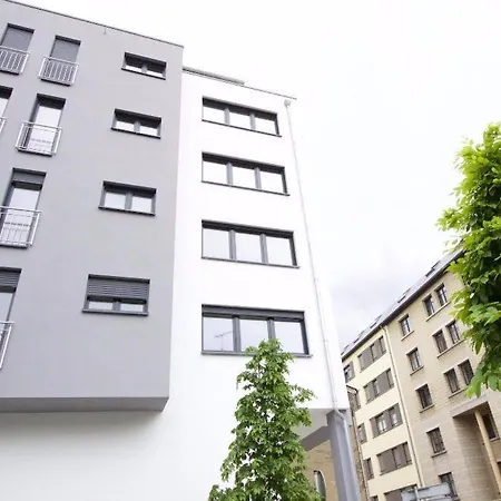 Elegant - Steps From Train Station Daire *