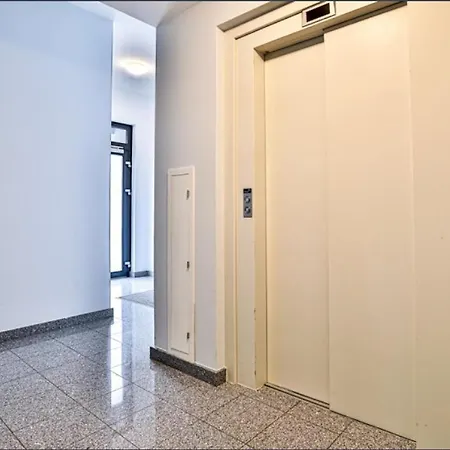 Elegant - Steps From Train Station Apartamento *