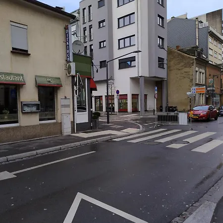 Elegant - Steps From Train Station Appartement *